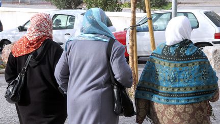 Des femmes voil&eacute;es marchent dans les rues de S&egrave;te (H&eacute;rault), le 4 d&eacute;cembre 2012. (MAXPPP)