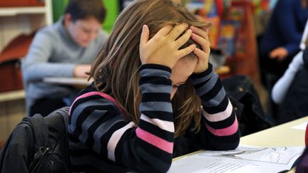 Une &eacute;l&egrave;ve de CE1, le 5 d&eacute;cembre 2011 dans une &eacute;cole de Seclin (Nord). (PHILIPPE HUGUEN / AFP)