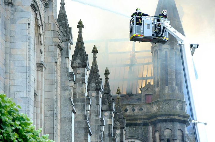 Nantes : les pompiers luttent contre l'incendie de la basilique Saint-Donatien (15 juin 2015)
 (Franck Dubray / Ouest France / PhotoPQR / MAXPPP)