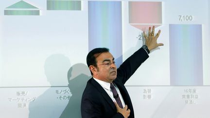 Le PDG de Renault-Nissan, Carlos Ghosn, le 12 mai 2016 lors d'une conférence de presse à Yokohama (Japon). (THOMAS PETER / REUTERS)