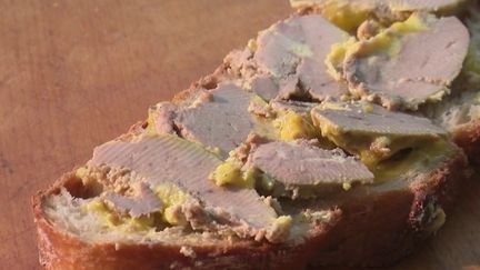 Le foie gras sera plus rare et plus cher pour les fêtes de fin d'année 2022. Entre la grippe aviaire et la flambée des coûts, les difficultés s'accumulent pour les producteurs. (France 3)