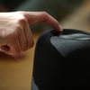 Une enceinte connectée HomePod présentée dans une boutique Apple de San Francisco (Californie), le 9 février 2018. (JUSTIN SULLIVAN / GETTY IMAGES NORTH AMERICA / AFP)