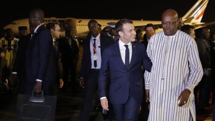 Le président de la République, Emmanuel Macron, à son arrivée à Ouagadougou (Burkina Faso). reçu par le président du Burkina Faso,&nbsp;Roch Marc Christian Kabore.&nbsp; (PHILIPPE WOJAZER / POOL)