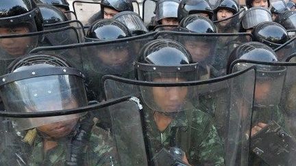 Alors qu'elle est restée longtemps à l’écart de la crise, car le putsch militaire mené en 2006 contre Thaksin avait marqué le début de plusieurs années de violences politiques et de manifestations d’anti et de pro-Thaksin, l'armée a décrété la loi martiale le 20 mai 2014. Elle a ensuite déployé des soldats dans les rues de la capitale, Bangkok. A sa tête, le puissant chef de l'armée de terre, Prayuth Chan-O-Cha. (PORNCHAI KITTIWONGSAKUL / AFP)