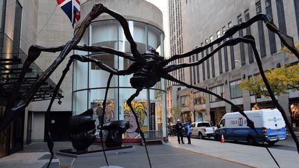 "Spider", de Louise Bourgeois, vendue le 10 novembre, ici lors de sa présentation en face de l'immeuble de la maison britannique Christie's à New York.
 (TIMOTHY A. CLARY / AFP)