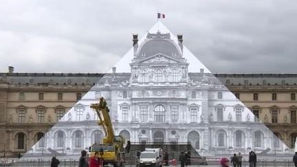 JR : le photographe fait disparaître la pyramide du Louvre !