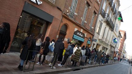 Une queue devant une pharmacie pour des tests Covid-19 à Toulouse, le 3 janvier 2022.&nbsp; (FREDERIC SCHEIBER / HANS LUCAS / AFP)