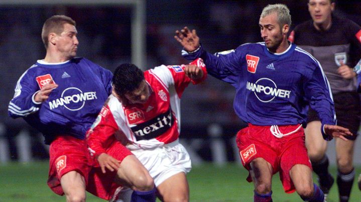 Le milieu monégasque Marcelo Gallardo taclé par deux amateurs de l'US Montagnarde, club de sixième division, lors d'un huitième de finale de Coupe de France à Lorient (Morbihan). (VALERY HACHE / AFP)