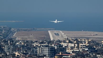 Un avion décolle de l'aéroport de Beyrouth, au Liban, le 9 août 2024. (JOSEPH EID / AFP)