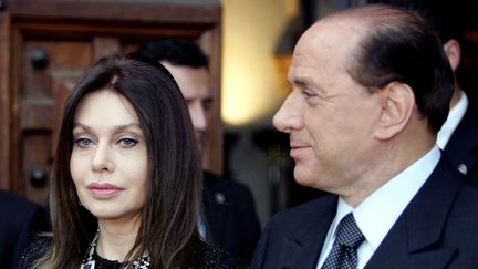 Veronica Lario et Silvio Berlusconi, alors pr&eacute;sident du Conseil italien,&nbsp;&agrave; Rome (Italie), le 4 juin 2004. (VINCENZO PINTO / AFP)