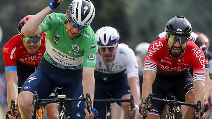 L'Irlandais Sam Bennett (Deceuninck) le plus rapide lors de la 5e étape de Paris-Nice, devant Nacer Bouhanni (Arkéa-Samsic) jeudi 11 mars. (BAS CZERWINSKI / POOL)