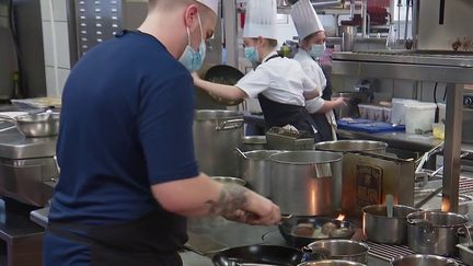 C’est peut-être l’un des plats qui orneront vos tables du réveillon.&nbsp;Les bouchers croulent sous les commandes de gibier à l’approche des fêtes.&nbsp;Visiblement cette année, civets, faisans en cocotte ou encore terrines ont la cote. (FRANCE 2)