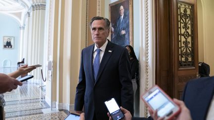 Le sénateur républicain Mitt Romney lors d'un entretien avec des journalistes au Capitole, le 21 septembre 2020 à Washington (Etats-Unis). (STEFANI REYNOLDS / GETTY IMAGES NORTH AMERICA / AFP)