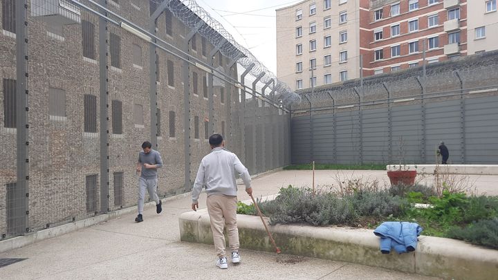 Une cour de promenade de la prison de la Santé, en février 2023. (GAËLE JOLY / RADIO FRANCE)