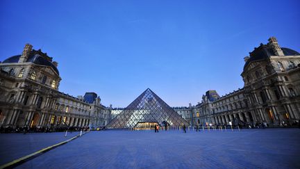 La Pyramide du Louvre, conçue par l'architecte&nbsp;Ieoh Ming Pei, photographiée le 9 avril 2009. (LIONEL BONAVENTURE / AFP)