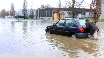 Un homme pousse sa voiture &agrave; Tarbes (Hautes-Pyr&eacute;n&eacute;es), le 26 f&eacute;vrier 2015. (LAURENT DARD / AFP)