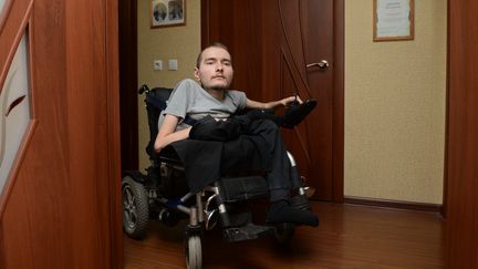 Valery Spiridonov, un Russe de 30 ans souffrant d'une maladie neurod&eacute;g&eacute;n&eacute;rative et photographi&eacute; le 16 avril 2015, est pr&ecirc;t &agrave; se faire couper la t&ecirc;te pour avoir un nouveau corps.&nbsp; (KIRILL KALLINIKOV / RIA NOVOSTI / AFP)