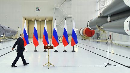 Le président russe, Vladimir Poutine, s'apprête à prononcer un discours au cosmodrome de Vostochny (Russie), le 12 avril 2022. (YEVGENY BIYATOV / SPUTNIK / AFP)