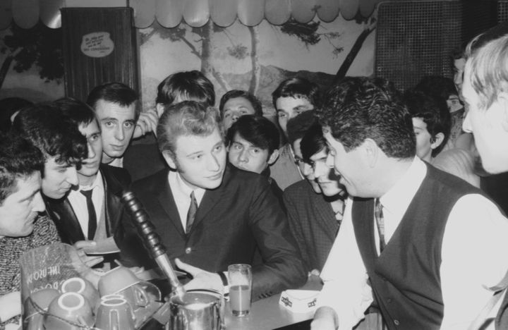 Johnny Hallyday et Henri Leproux, fondateur du Golf-Drouot à Paris, en 1965. (ANDRÉ CRUDO)