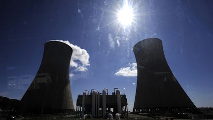 Tours de refroidissement de la centrale nucléaire du Tricastin dans la Drôme. (PHILIPPE DESMAZES / AFP)