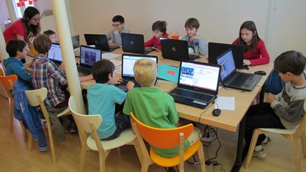 Les jeunes stagiaires de Magic Makers apprennent les rudiments du code informatique, le 16 juillet 2014, &agrave; Paris. (VINCENT MATALON / FRANCETV INFO)