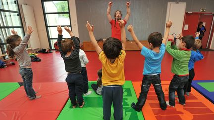 Des enfants participent &agrave; une activit&eacute; p&eacute;riscolaire dans le cadre de la r&eacute;forme des rythmes scolaires, le 11 octobre 2013, &agrave; Nantes (Loire-Atlantique). (FRANK PERRY / AFP)