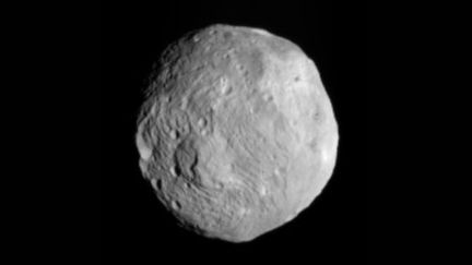 Photo du gigantesque astéroïde Vesta prise par la sonde Dawn lors de son approche (Nasa)