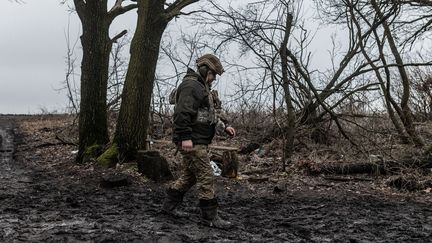 Ukrainian soldiers head towards Bakhmut, Ukraine, February 13, 2024. (DIEGO HERRERA CARCEDO / ANADOLU / AFP)