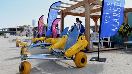 Grâce au Tiralo, un fauteuil amphibie déployé sur les plages marseillaises, les personnes à mobilité réduite peuvent accéder à la baignade en mer. (VILLE DE MARSEILLE)