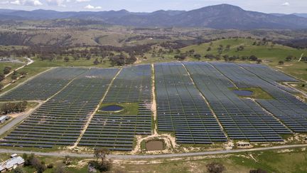 Une ferme solaire déjà existante à Williamsdale, près de Canberra (Australie), le 15 octobre 2020. (MICK TSIKAS / AP / SIPA)