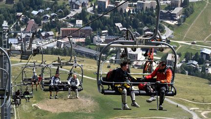 Des vacanciers aux Deux-Alpes, le 31 juillet 2017. (JEAN-PIERRE CLATOT / AFP)