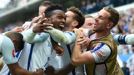 Daniel Sturridge félicité par ses coéquipiers anglais (PAUL ELLIS / AFP)