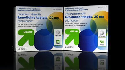 Des boîtes de Famotidine. Le médicament contre les brûlures d'estomac Pepcid est actuellement testé par des hôpitaux de New York comme traitement contre le Covid-19. (PAUL HENNESSY / NURPHOTO)