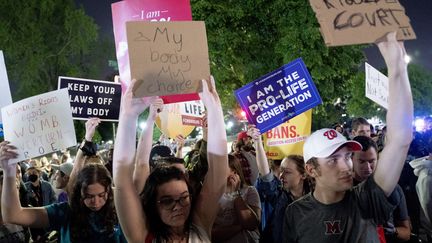 Des militants pro-vie et pro-choix se rassemblent devant la Cour suprême des États-Unis à Washington, le 2 mai 2022. (STEFANI REYNOLDS / AFP)