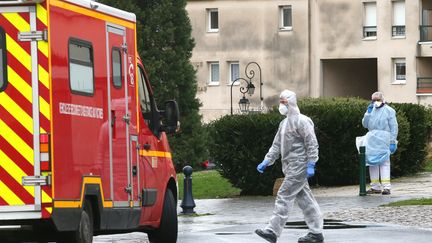 Les services d'urgence interviennent alors qu'une personne a les symptômes du coronavirus, le 2 mars 2020, dans une maison de retraite de Crépy-en-Valois (Oise). (FRANCOIS NASCIMBENI / AFP)