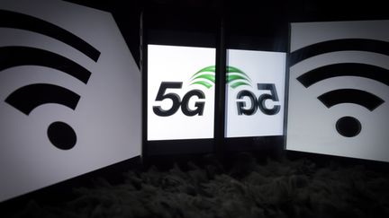 Le logo de la technologie 5G sur une tablette, à Paris, le 18 février 2019, à Paris.&nbsp; (LIONEL BONAVENTURE / AFP)