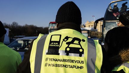 Ce Français détourne le célèbre slogan "Je suis Charlie" en "Je suis Français", avec une image dénonçant la hausses des taxes sur le carburant. (DENIS MEYER / HANS LUCAS / AFP)