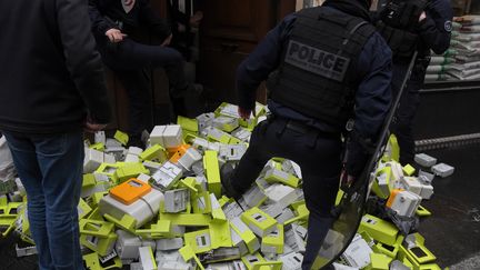 Des compteurs Linky sont jetés devant le siège de La République en marche à Paris, le 19 janvier 2021. (ERIC PIERMONT / AFP)