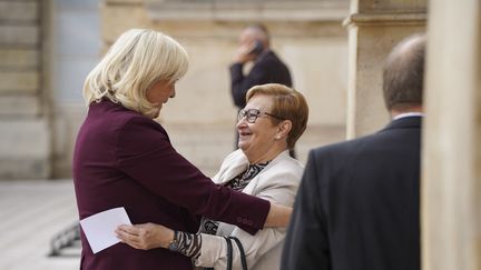 La députée RN Gisèle Lelouis (au centre) avec Marine Le Pen (de dos) dans la cours d'honneur de l'Assemblée nationale, le 24 juin 2022. (FREDERIC PETRY / HANS LUCAS)