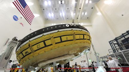 Le disque appel&eacute; "Low-Density Supersonic Decelerator" dans les laboratoires de la Nasa &agrave; Pasadena (Californie, Etats-Unis), le 9 avril 2014. (FREDERIC J. BROWN / AFP)