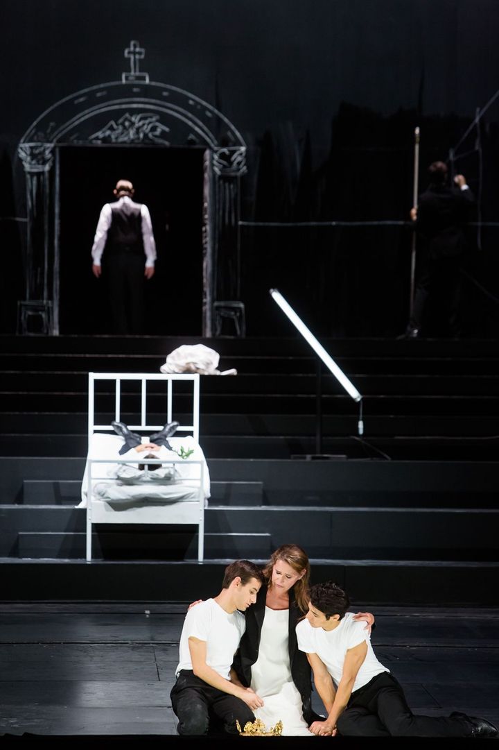 Sophie Koch (Alceste) et ses enfants en bas, Yann Beuron (Admète) sur le lit 
 (Opéra national de Paris/ Agathe Poupeney)