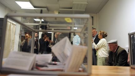 Des militants socialistes attendent le dépouillement d'un vote sur la rénovation du PS, le 01 Octobre 2009. (AFP - Alain Jocard)