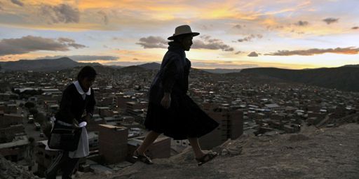 Une femme quechua marche à la périphérie de Potosi (sud de la Bolivie) le 24 juin 2014. (AFP - Aizar Raldes)