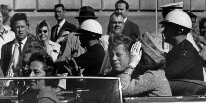 John F. Kennedy et son épouse Jackie, une minute environ avant les tirs
 (AP/SIPA)