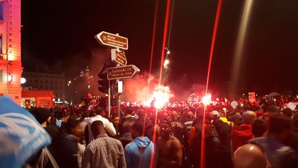 Des supporters marseillais fêtant la qualification en finale de la Ligue Europa, le jeudi 3 mai 2018.&nbsp; (Jérémy TUIL / RADIO FRANCE)