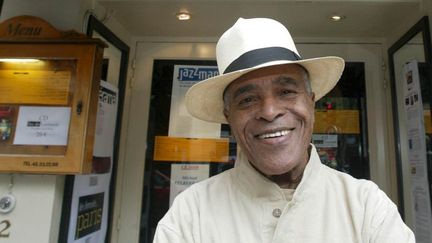 Jon Hendricks à Paris, devant le Duc des Lombards, en 2004
 (C Stefan / Ouest France / PhotoPQR / MaxPPP)