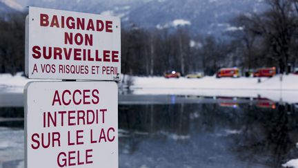 Un panneau interdit l'acc&egrave;s au lac de Thyez (Haute-Savoie), le 9 f&eacute;vrier 2015. (  MAXPPP)