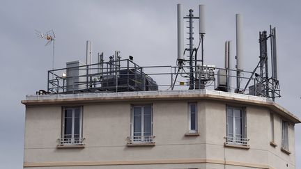 Des antennes relais pour la téléphonie mobile, sur le toit d'un immeuble d'habitation, à Gentilly (Val-de-Marne), le 7 septembre 2013. (MAXPPP)