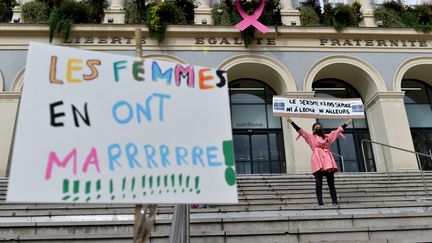 Une manifestation contre le sexisme en octobre 2020 devant l'hôtel de Ville de Saint-Etienne, dans la Loire. (REMY PERRIN / MAXPPP)