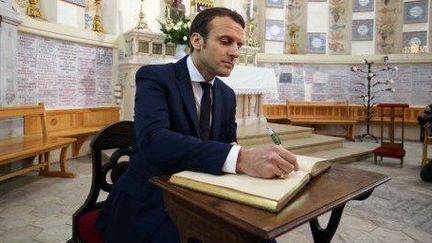 Emmanuel Macron, alors candidat à la présidence, signe le livre d'or de la basilique Notre-Dame d'Afrique à Alger, le 14 février 2017. (Billal Bensalem / NurPhoto)